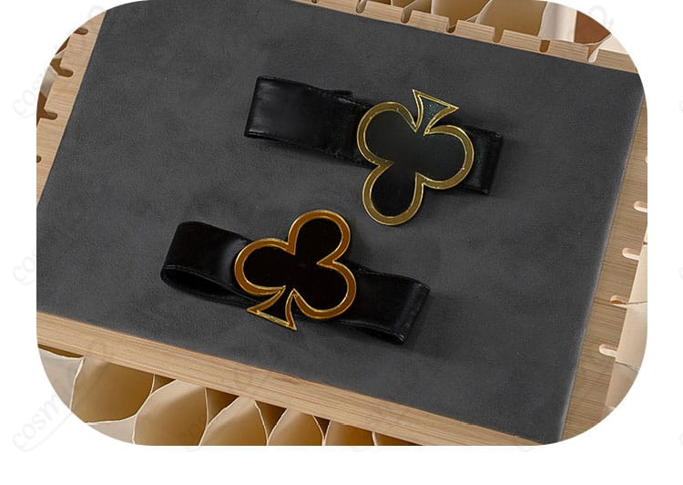 プレイフル・ドレスのアームバンド装飾のクローズアップ