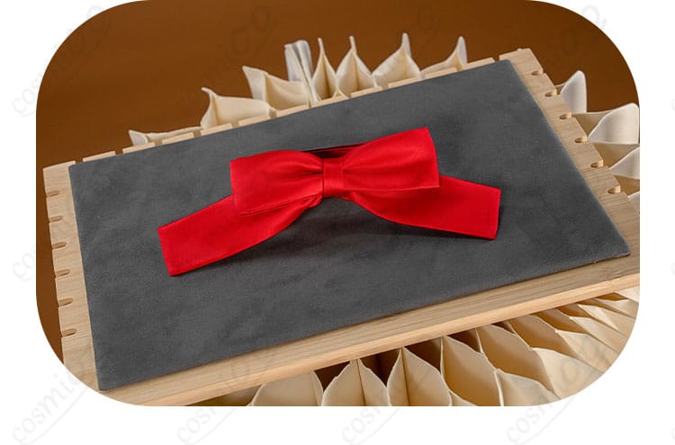 プレイフル・ドレスの赤いリボン飾り（蝶結び）の質感