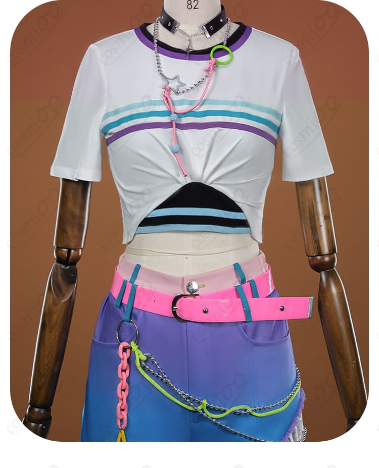 上衣(トップス)胸元装飾・チェーンの近接