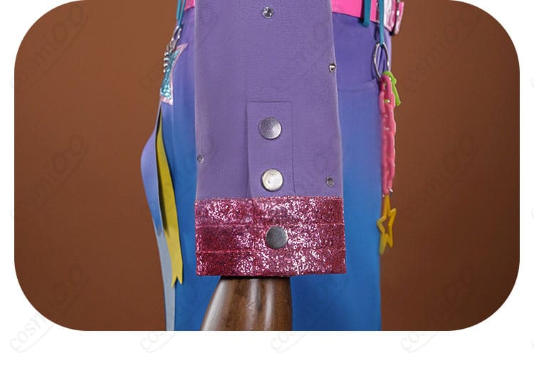 袖口の装飾とカフス部分の縫製仕上げ