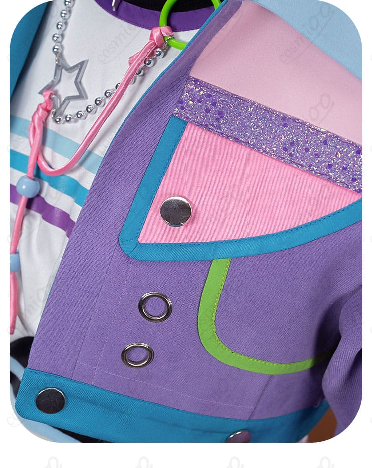 ジャケット右前身頃のボタンと装飾パーツの近接写真