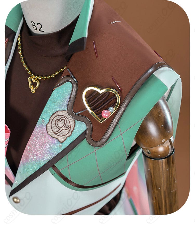 衣領装飾の近接：襟元の配色切替と留め具