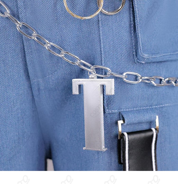 轟はじめ Flashpoint衣装 T文字モチーフ装飾のクローズアップ