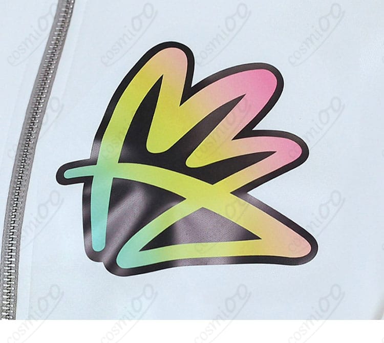 ピュール コートの胸元エンブレム・胸飾りディテール