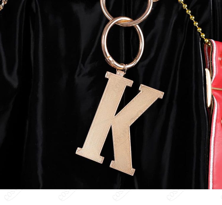 Flashpoint衣装のK字モチーフアクセサリーの近接カット