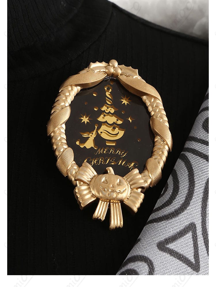 ナイトメアークーリエ衣装の胸元ブローチと意匠パーツの接写