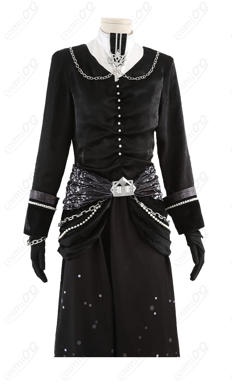 上衣の装飾ディテール。ブローチ周りのメタリック質感とステッチワークの近接写真。