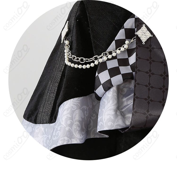 右胸の装飾アップ。ブローチ固定と補助ループで位置が安定する仕様を確認。