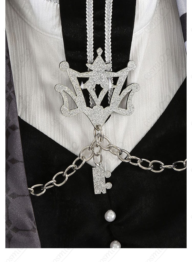 付属胸飾り（ブローチ）の質感ディテール。光沢とカット面がライティングで映える。