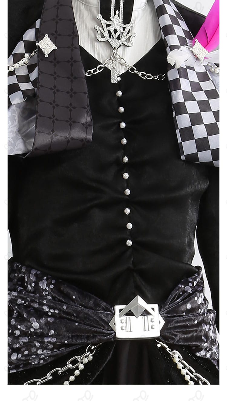 前立て（門襟）の装飾ディテール。ボタン配置と直線的なラインで端正な印象。