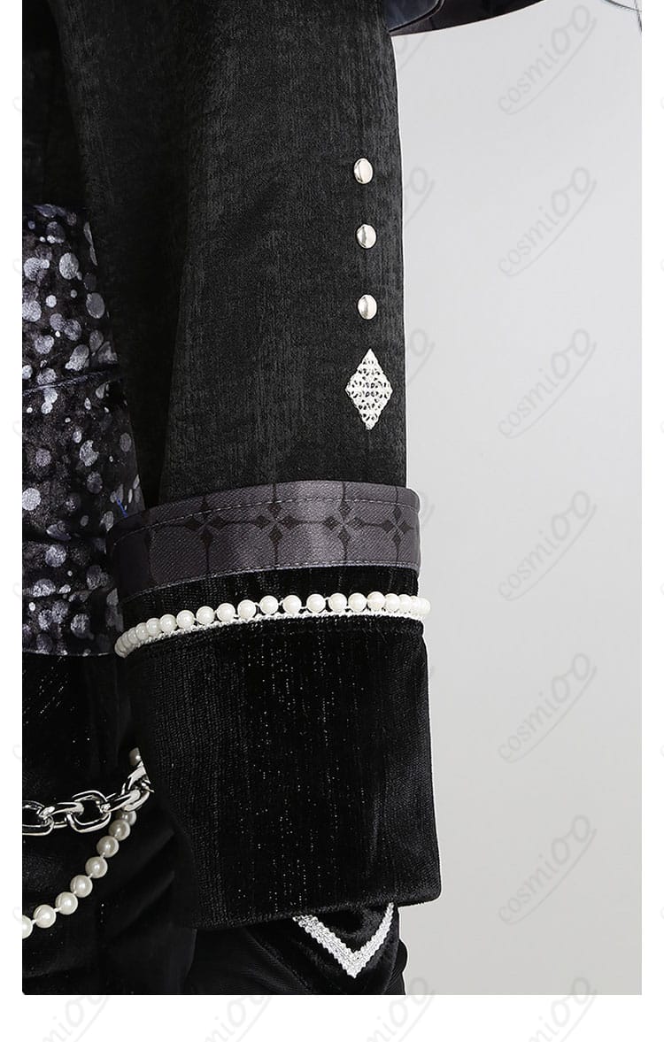 袖口装飾の近接。カフ部分のボタンとパイピング、手袋とのバランスを確認。