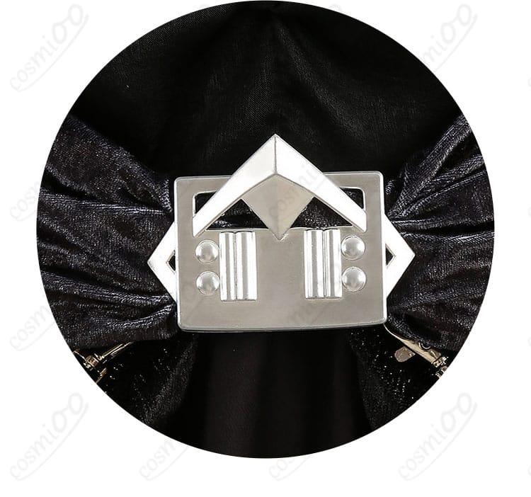 ウエスト周りの装飾。コルセットベルトと腰チェーンのレイヤードで立体感を演出。