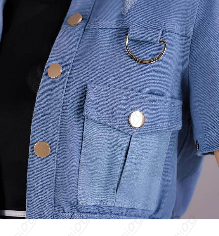 コート前面のボタンと金属風装飾のクローズアップ