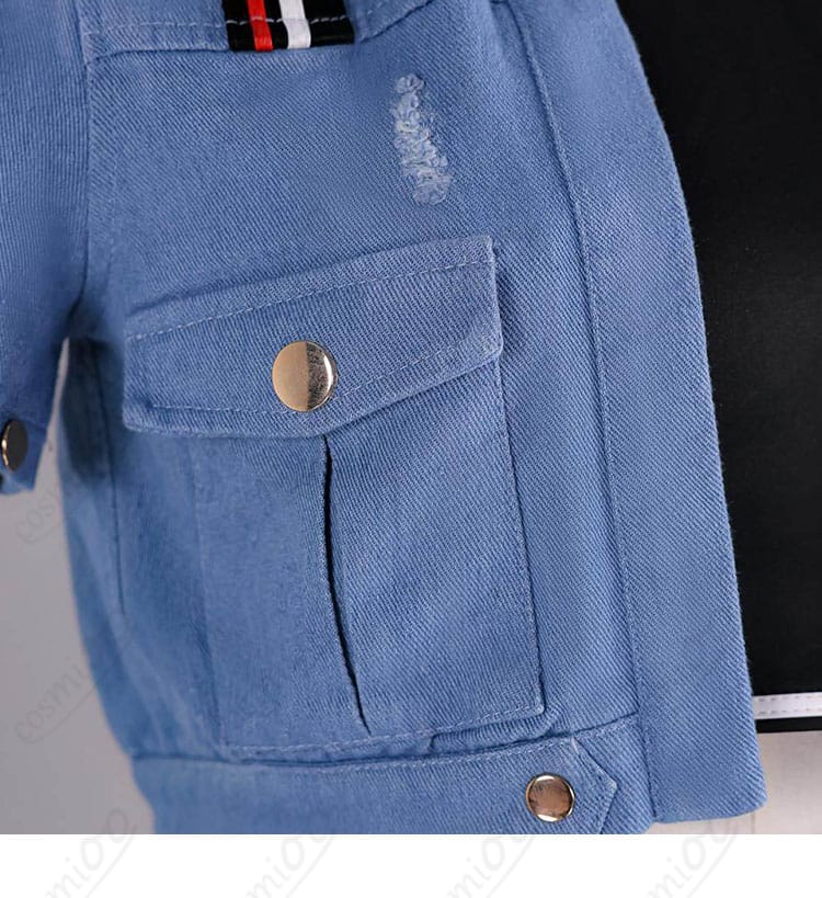 コートのポケット周りのステッチと装飾パーツ