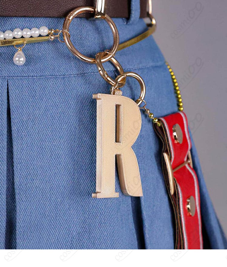 腰の“R”文字モチーフチャームのアップ