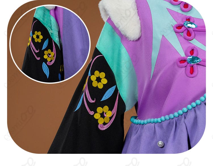 袖口の花モチーフ装飾と縁取りのディテール