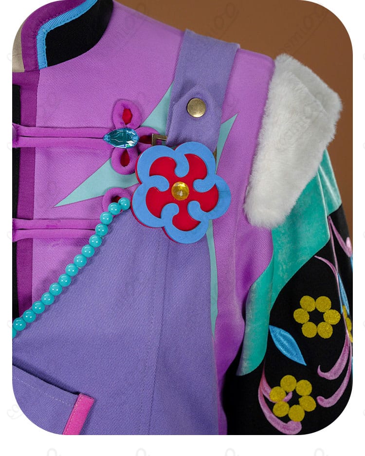 胸飾りと胸元の配置バランス・質感ディテール