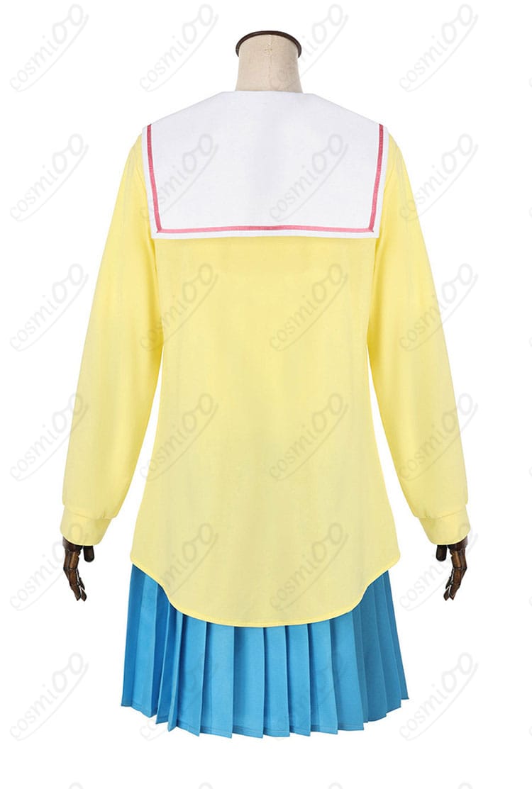 背面ファスナー位置とコート後ろ姿のラインを示す衣装写真