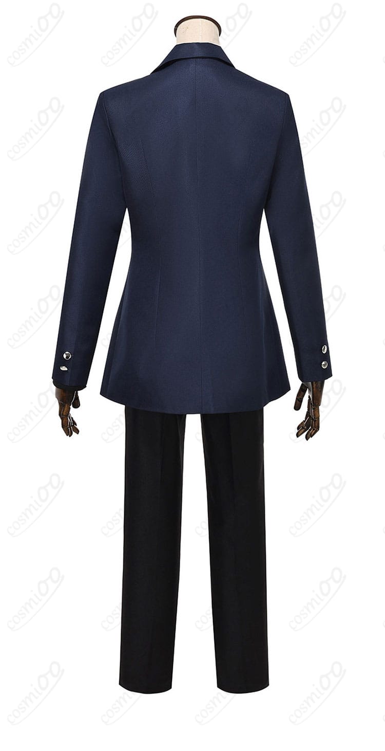 コート背面のベントと腰チェーンの配置がわかる後ろ姿