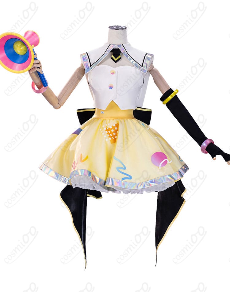 トップス前面の装飾ディテールとつけ襟・スカーフの質感