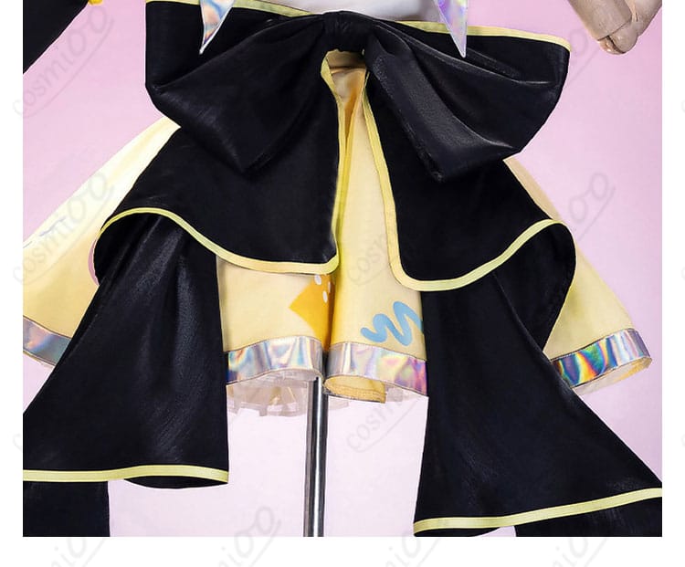 背面の大きな蝶結び装飾と固定方法のディテール