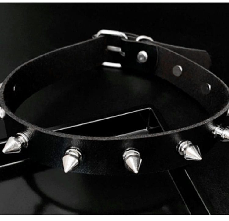 首元アクセサリー(チョーカー)の素材感と留め具詳細