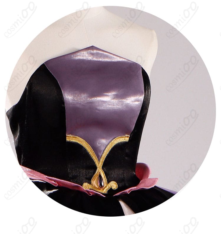 襟元の装飾ディテール。つけ襟と蝶ネクタイ、チェーンの質感アップ