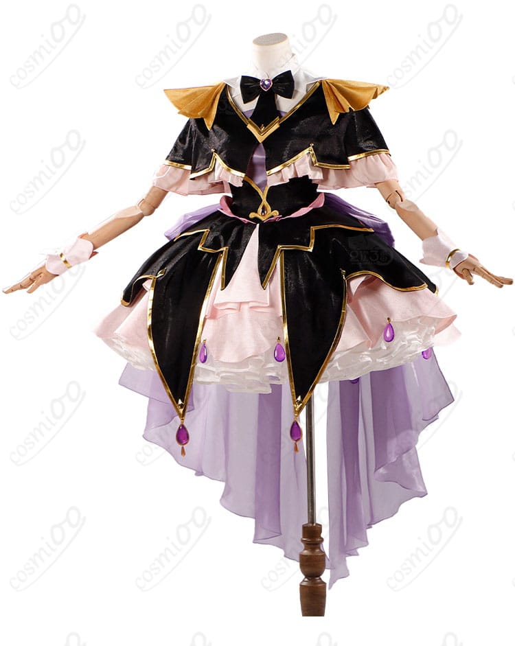 ファンタジードレス側面。ウエストラインとケープの落ち感を確認できる写真