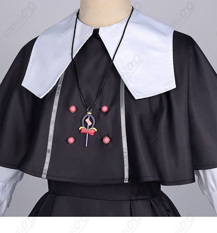 ネックレスと襟元ディテールの近接写真