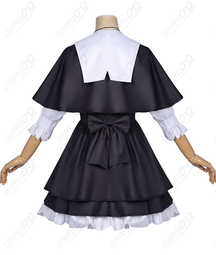 コスプレ衣装の背面(ケープの落ち感とワンピ背中心)