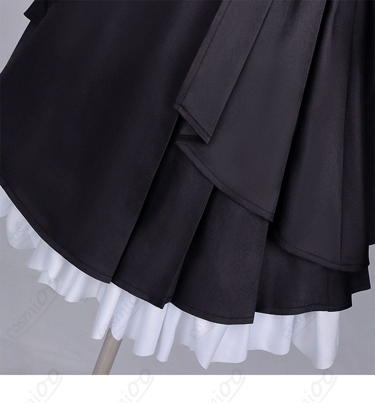 ワンピース裾の装飾とドレープ感のディテール写真