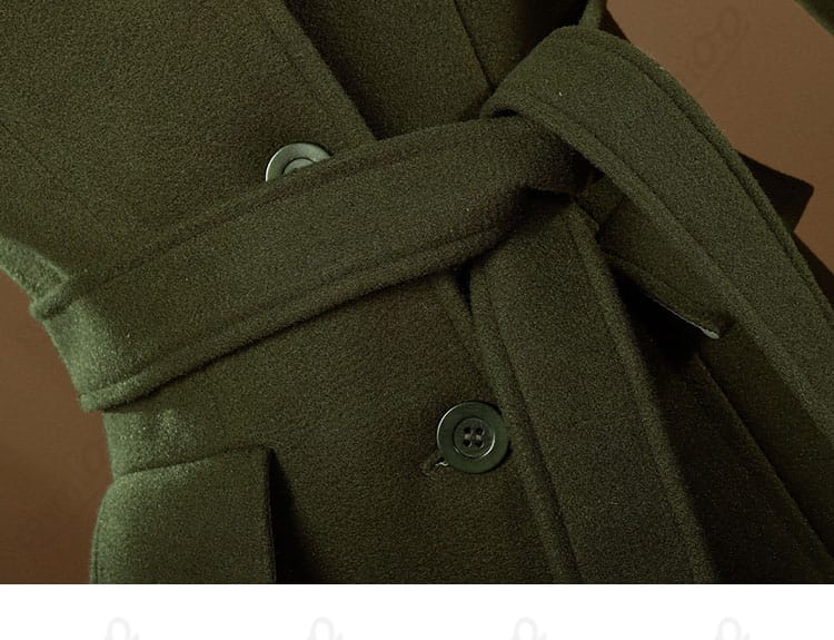 ウエスト周り:ベルト装飾と位置関係のクローズアップ