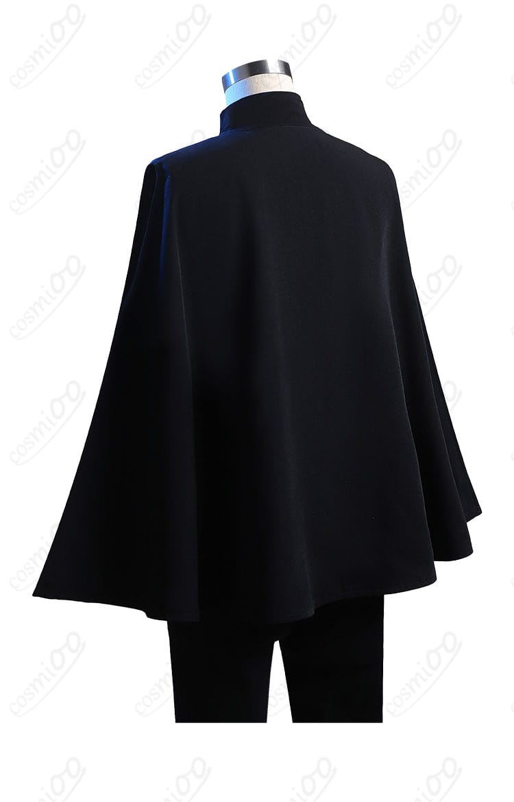 マント背面の縫製ディテール（ヨークとドレープの表情）