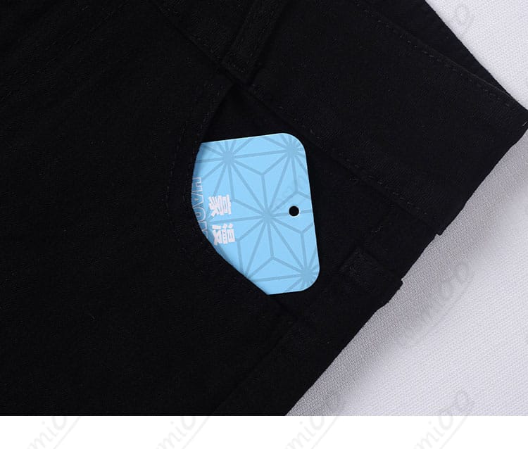 ウエスト付近のポケット風ディテールと縫い目の整え