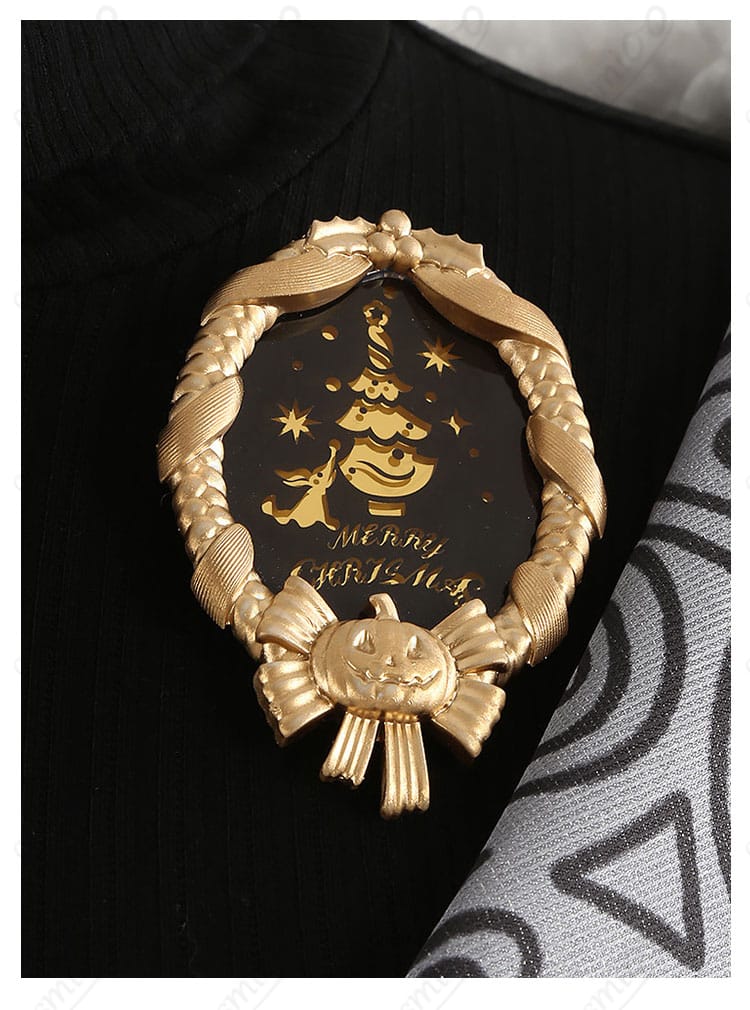 胸元ブローチの形状と留め位置のアップ