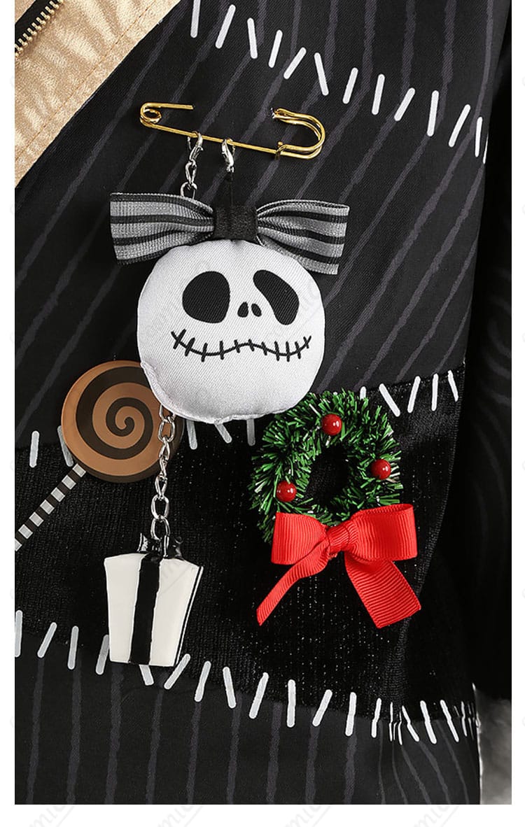 胸前の吊り下げ装飾（チャーム）の詳細と質感