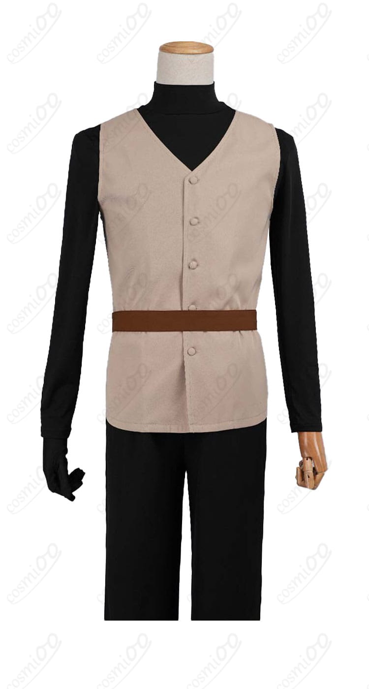 衣装背面の細部アップ（マント裾とベルト位置の関係）