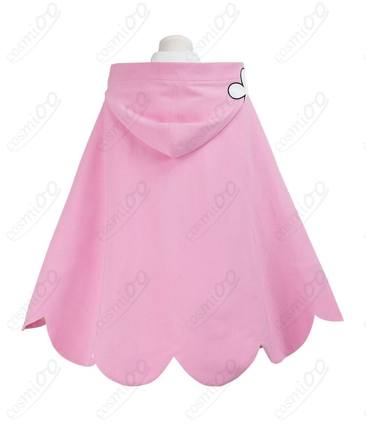 背面装飾のディテール。マントのドレープと背面の留め具配置、スカートの後ろシルエット