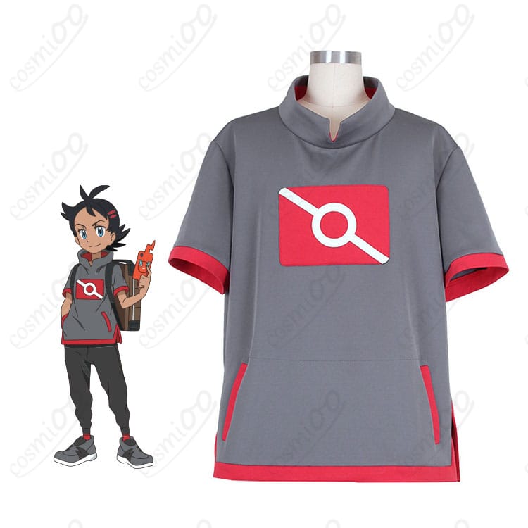ゴウ（ポケットモンスター）コスプレ用トップスの着用イメージ。フード付き半袖と胸元の赤いシンボルが見える全身コーデ。