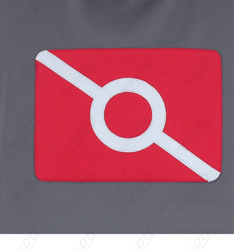 胸元の赤いシンボルマークのプリントディテール。色乗りとエッジのシャープさ。