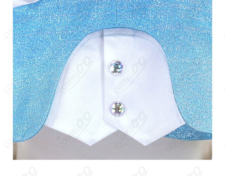 トップスの前面留め具と飾りの近接写真