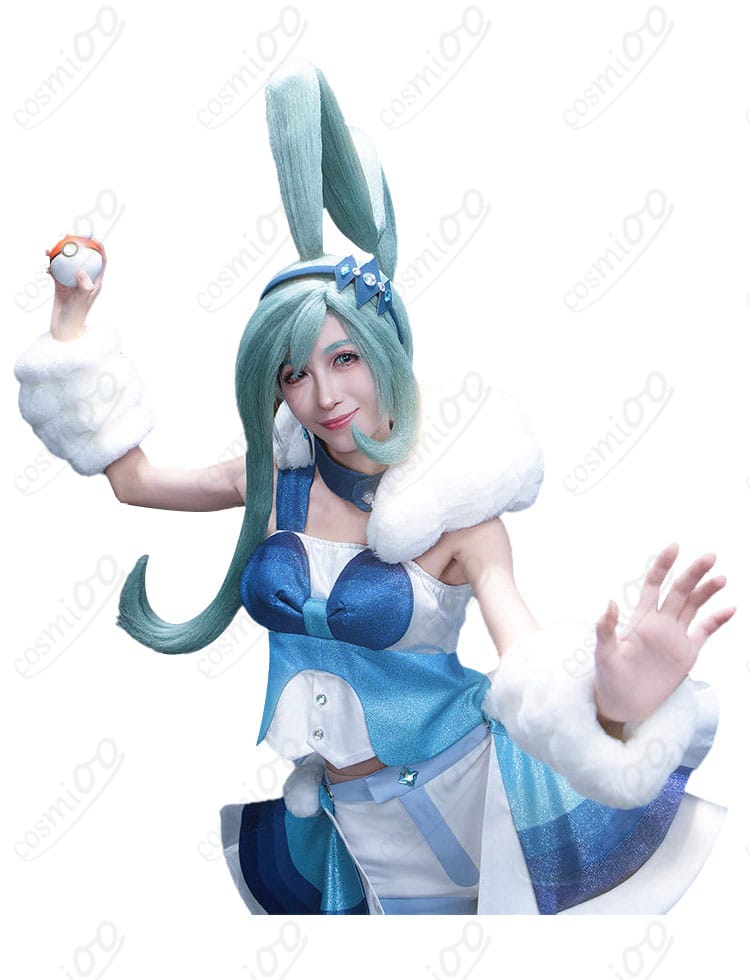 首元のチョーカーとポンポン装飾のアップ