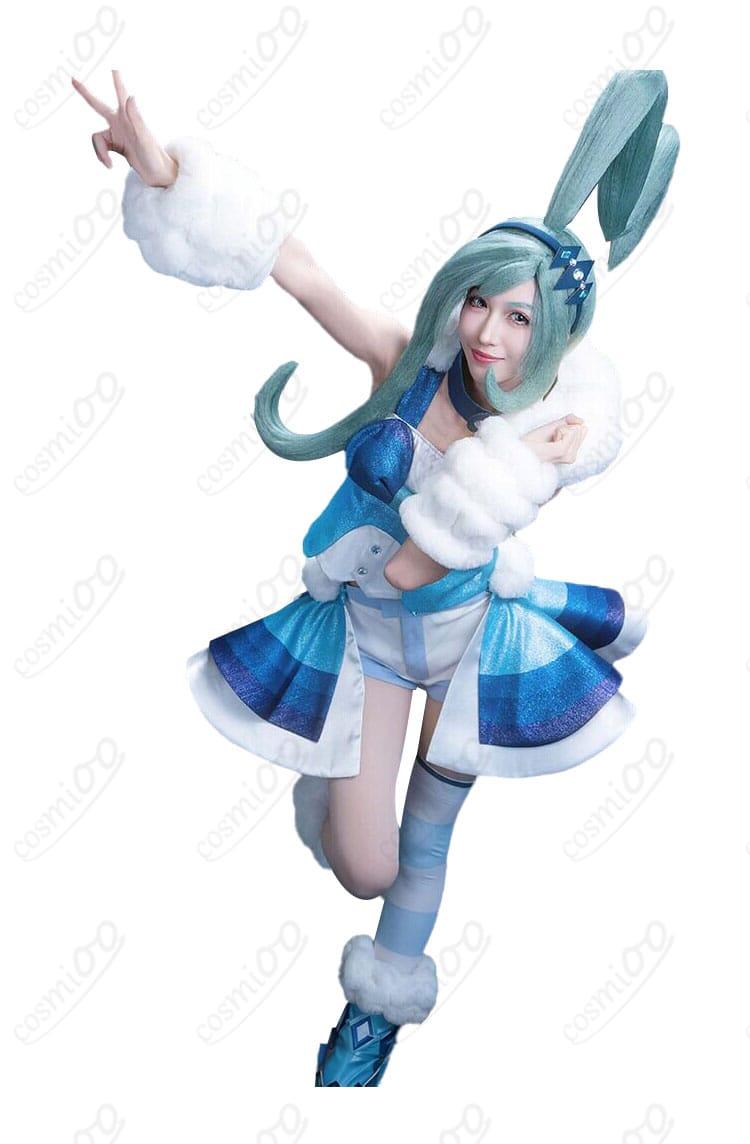 左側から見た着用参考ショット。腕飾りとスカートラインのディテール