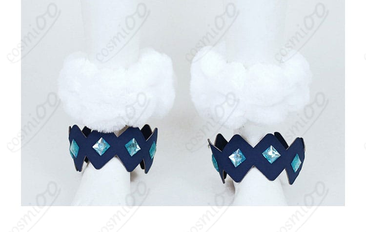 足首飾りのベルト留めと縁取りのディテール