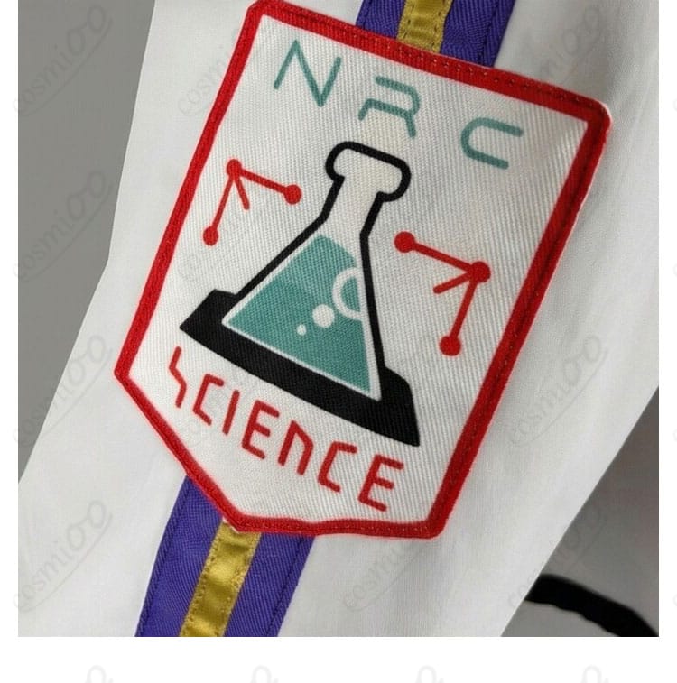 袖口の徽章ワッペンと刺繍ディテール