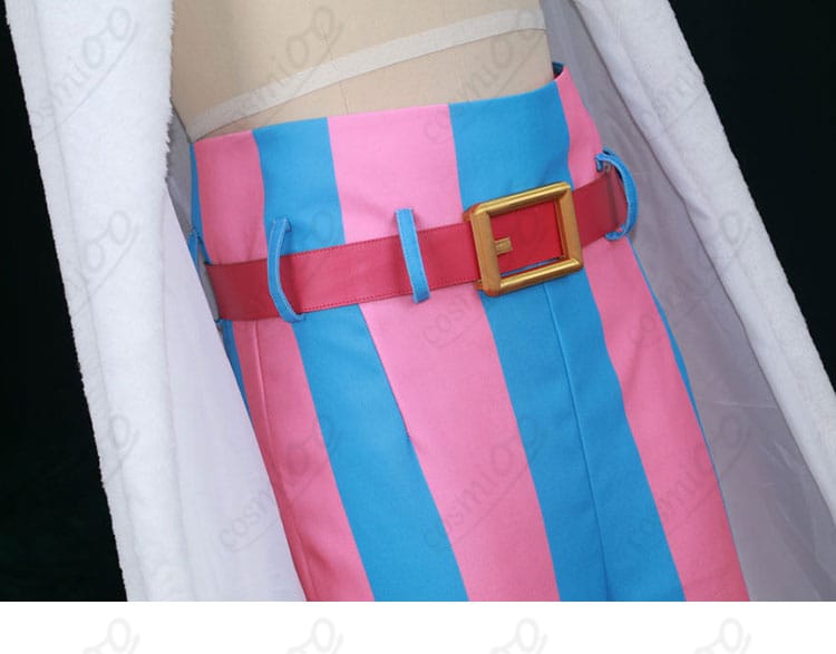 腰回りベルトと装飾のアップ（質感・金具）