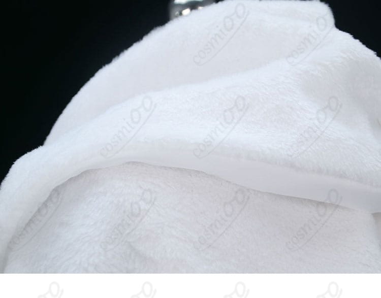 マント縁のファー調素材ディテール（質感強調）