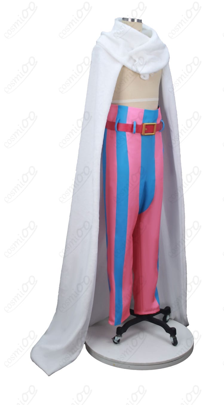 衣装右側のディテール（マントの落ち感と縁取り）