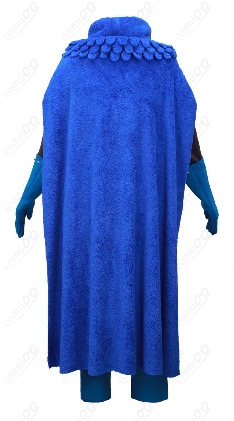 マント背面の裾ラインとドレープの詳細