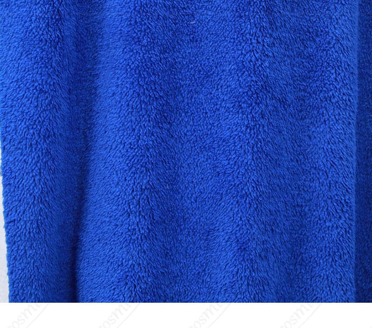 マントのファー調トリムの質感ディテール